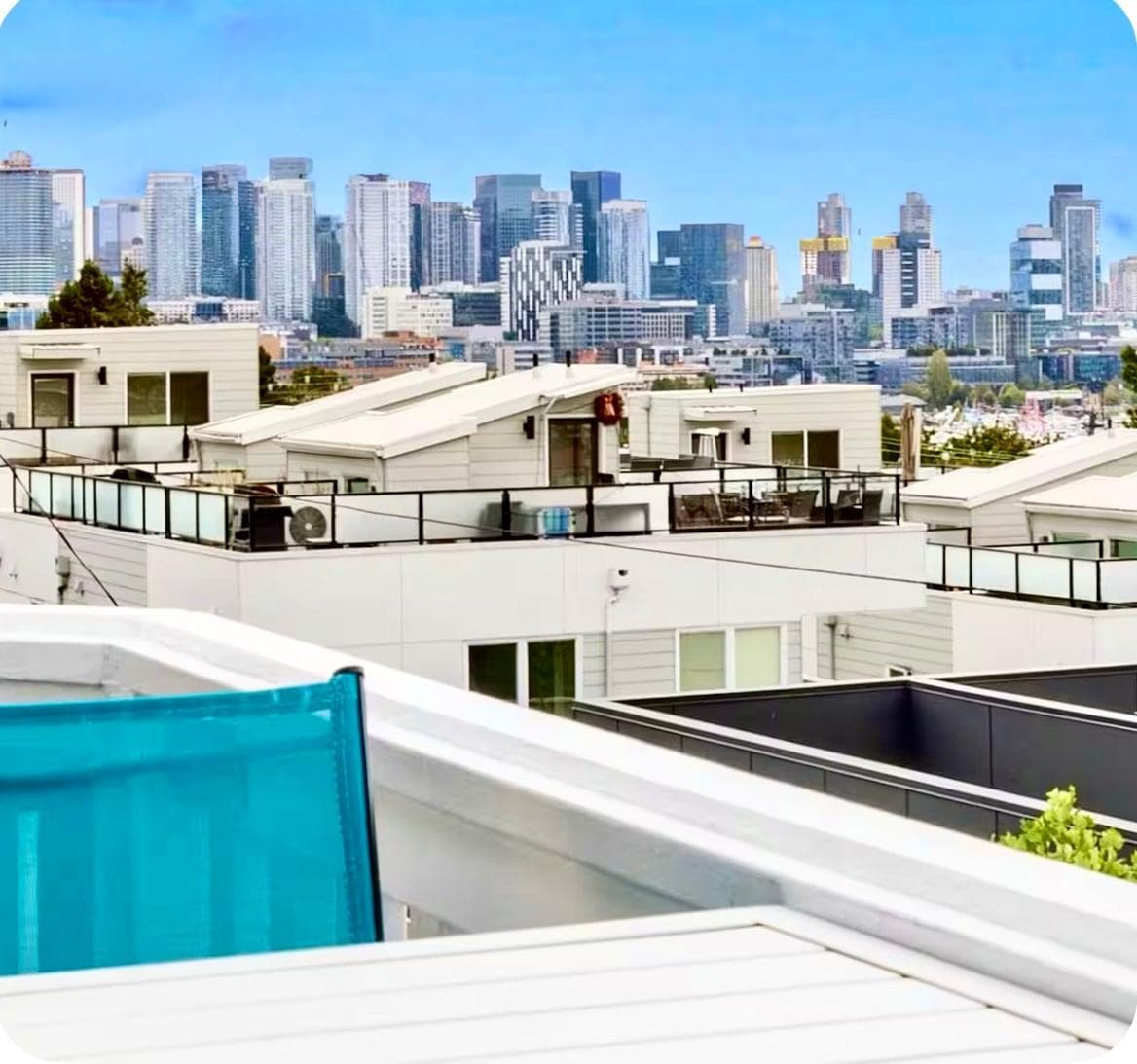 Breathtaking views of DOWNTOWN SEATTLE + iconic SPACE NEEDLE + LAKE UNION, and OLYMPIC MOUNTAINS!